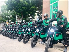 Lần đầu xe máy điện được đưa vào dịch vụ xe công nghệ ở Việt Nam